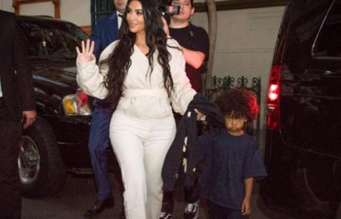 كيم كاردشيان تحاول بيع حذاء تلقته هدية