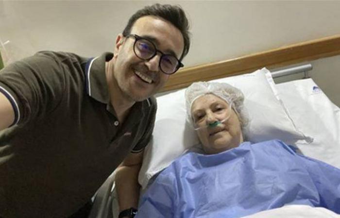 صابر الرباعي يطلب الدعاء لوالدته