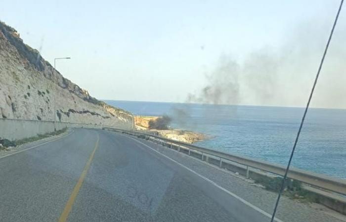 بالصور.. غارة إسرائيلية تستهدف سيارة على طريق الناقورة