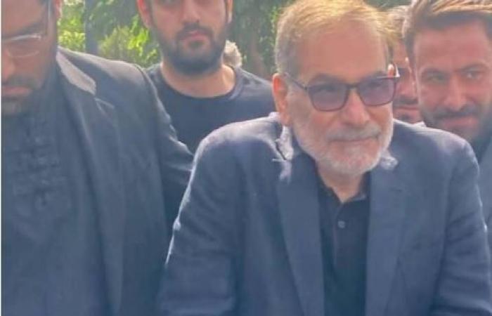 رغم الإصابة.. شمخاني يشارك في تشييع ضحايا الحرب (صورة)