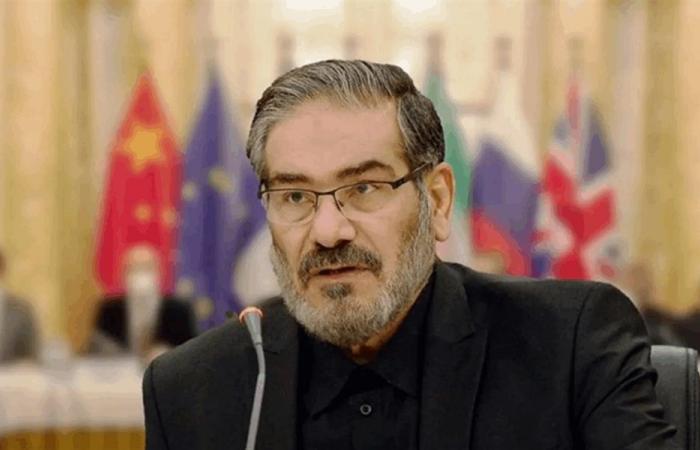 رغم الإصابة.. شمخاني يشارك في تشييع ضحايا الحرب (صورة)