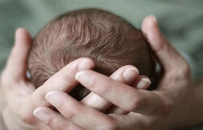 لماذا تكون أول مشاعر الطفل حديث الولادة هي البكاء وليس الضحك؟