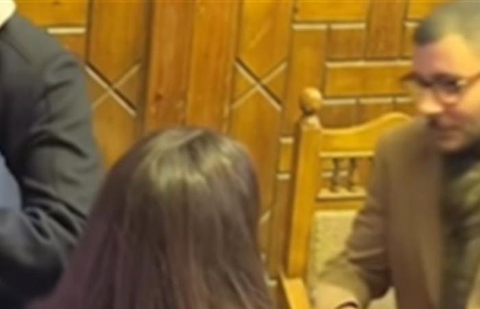 لقطة تُثير جدلاً.. دنيا سمير غانم تُعزّي الفيشاوي وتُحرجه