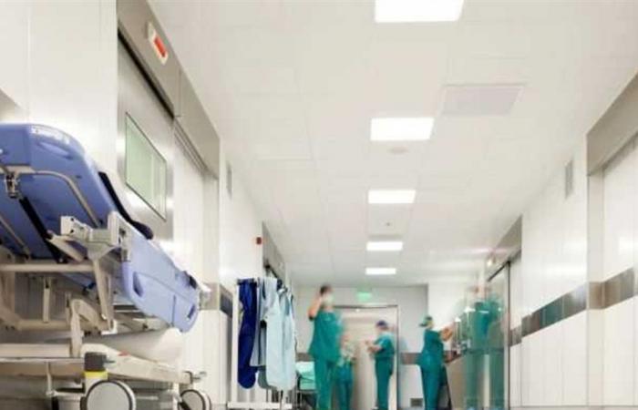 سيخضع لعمليّة جراحيّة عاجلة... فنان وكاتب أغاني شهير يُعلن إصابته بمرض السرطان