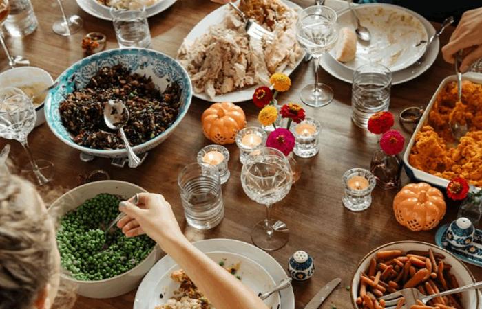 5 نصائح لتخفيف الانتفاخ بعد وجبات الأعياد