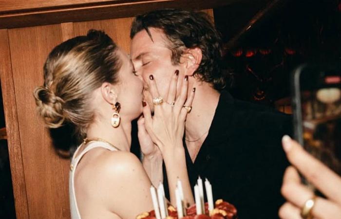 يكبرها بـ 20 عاماً.. النجم الشهير يستعد لطلب يد حبيبته عارضة الأزياء الشهيرة قريباً