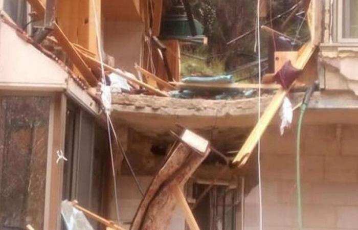 بالصورة: صخرة ضخمة اجتاحت أحد المنازل في تنورين