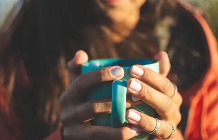 عادات الشاي والقهوة قد تصيب النساء بهشاشة العظام.. دراسة تحذر