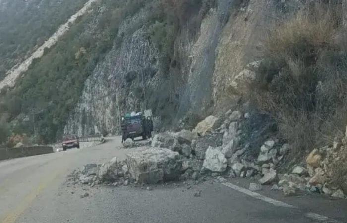 انهيار صخور يغلق طريق تنورين