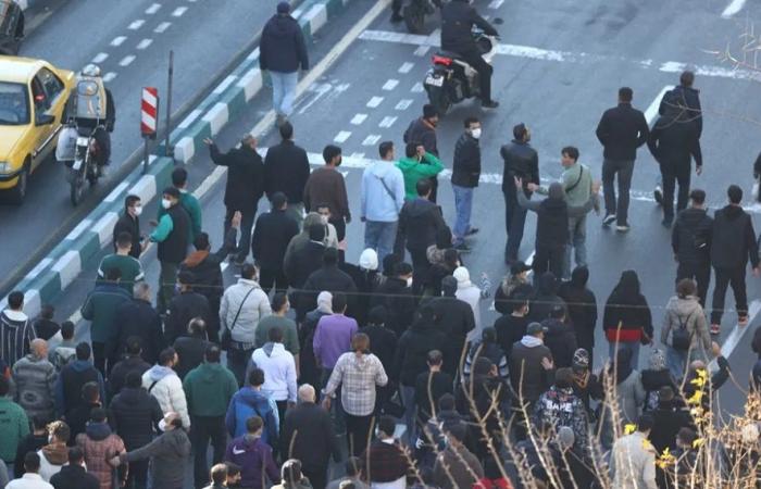 الموساد للمتظاهرين الإيرانيين: نحن معكم