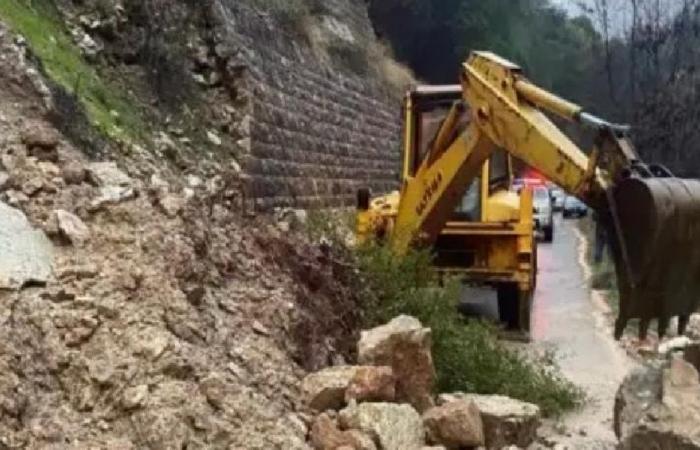 طريقان مقطوعتان بسبب انهيار الصخور