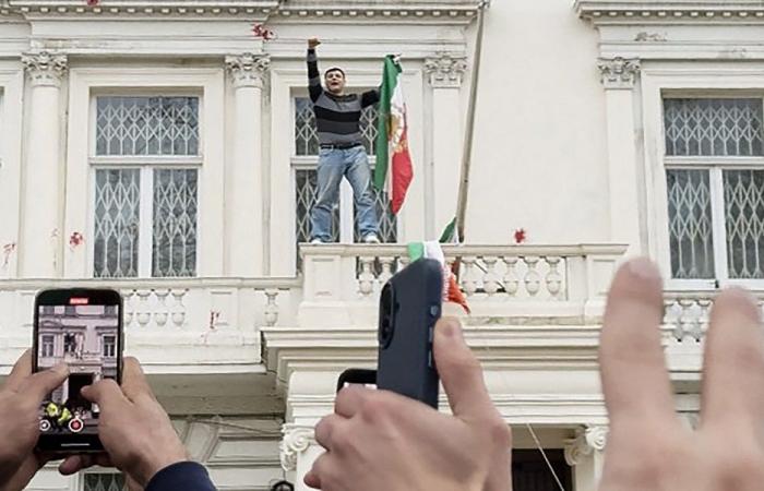 توقيف متظاهر في لندن بعد نزعه العلم الإيراني عن السفارة