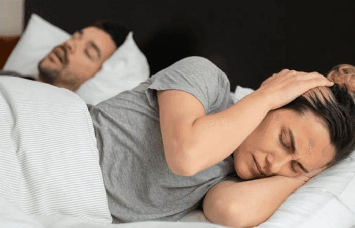 لماذا لا تستيقظ على صوت شخيرك؟ طبيب يكشف السر