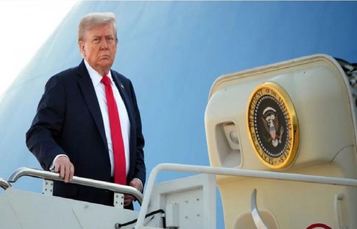 بسبب “مشكلة”.. طائرة ترامب تعود بعد إقلاعها!
