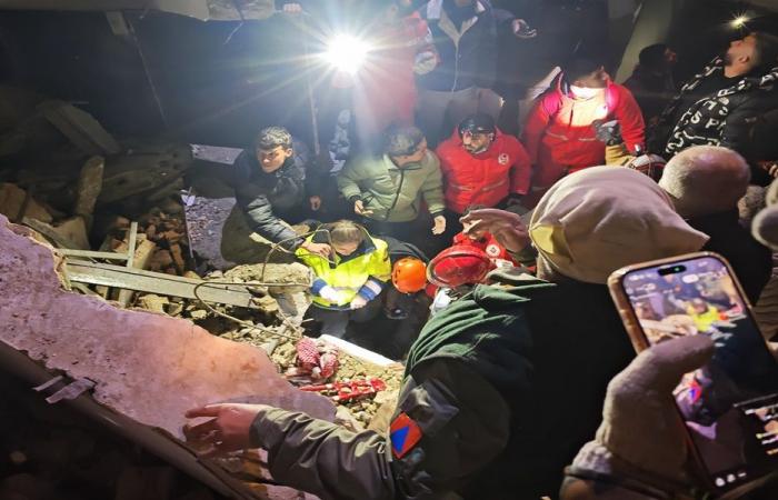 طرابلس تهتز لتصحو على ركام انهيار مبنى آل المير