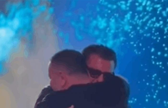 عانقا بعضهما على المسرح.. مصالحة بين فنانين لبنانيين بعد سنوات من القطيعة والجفاء (فيديو)