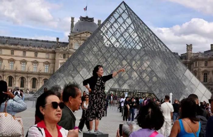 موظفو اللوفر يُمددون إضرابهم