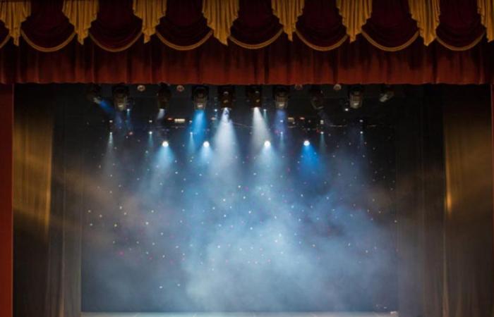 بعد خضوعه لعملية جراحية في الظهر.. فنان شهير يُحيي حفلا جالسا على كرسي (فيديو)