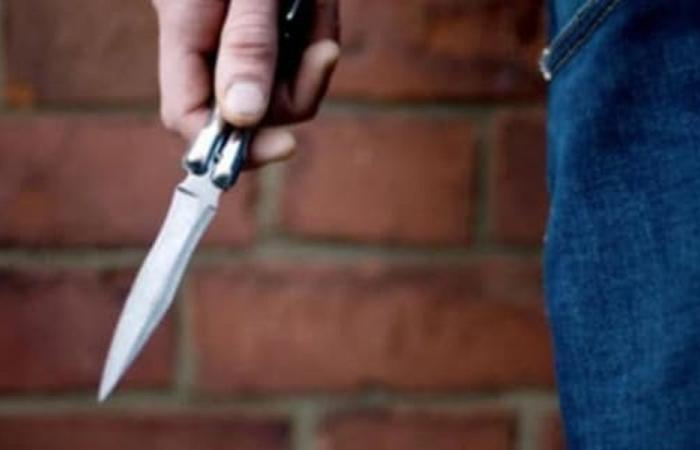 في فرنسا.. تلميذ يطعن معلّمته 3 مرات!