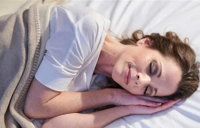 النوم بلا وسادة يقلل ضغط العين.. اليكم ما كشفته الدراسات