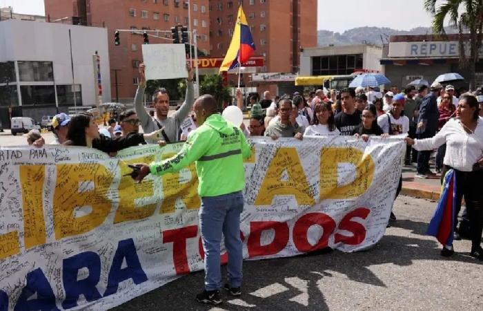 احتجاجات أمام سجن بكاراكاس للمطالبة بالإفراج عن “المعتقلين السياسيين”