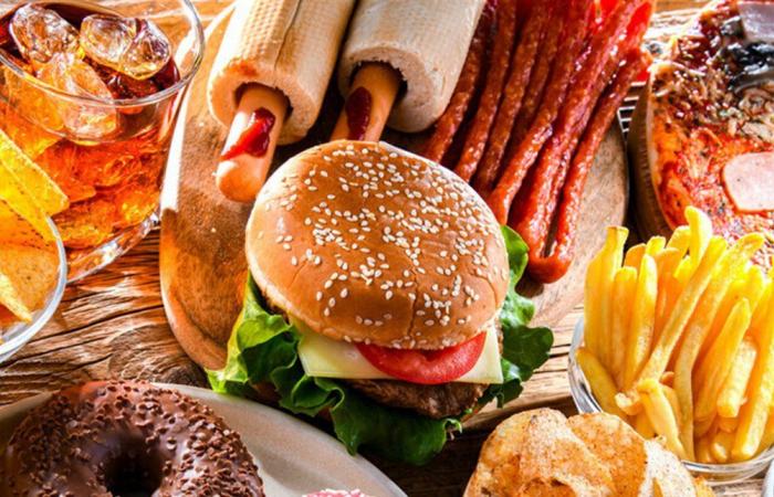 لماذا يصعب على البعض مقاومة تناول الوجبات الخفيفة رغم الشبع؟