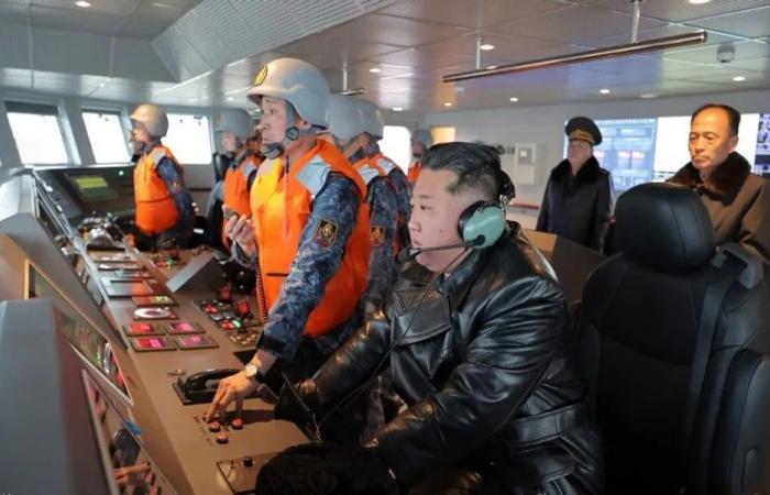 كيم يشرف على اختبار مدمّرة بحرية متطورة