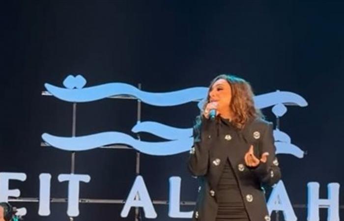 "السما مليانة صواريخ".. فنانة عربية شهيرة توقف حفلها بسبب "درون" (فيديو)