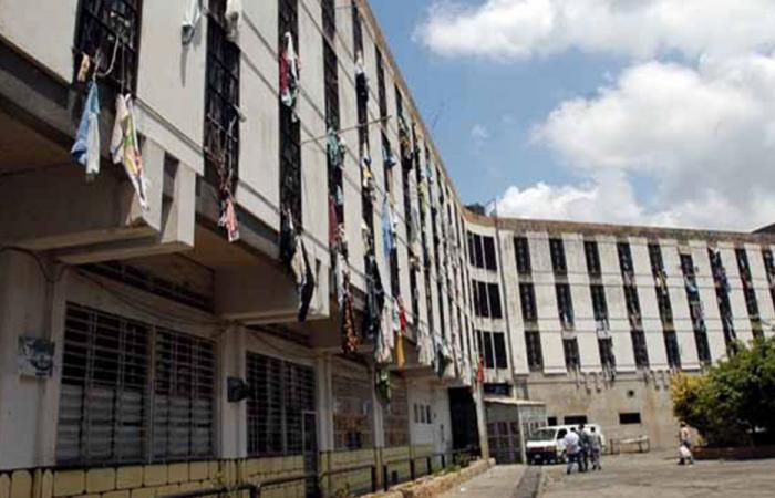 احتجاجات في سجن رومية بعد إطلاق موقوفين سوريين! (فيديو)