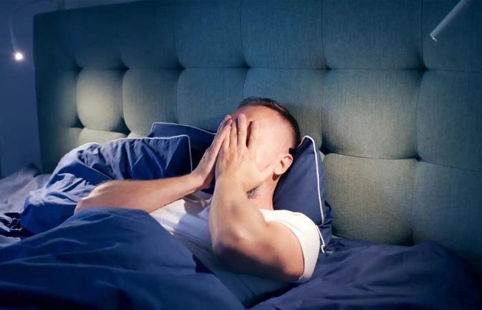 ليست مجرد "تفكير".. عادات يومية بسيطة تسرق منك النوم الهادئ