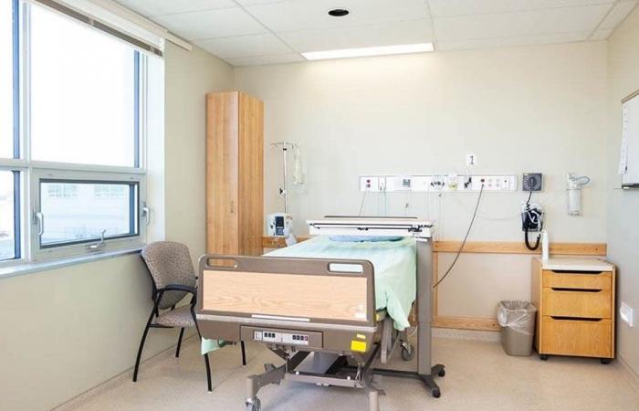 بعد نقله إلى المستشفى منذ عدّة أيّام.. نجل فنان عربيّ شهير يكشف آخر المستجدات عن وضع والده الصحيّ