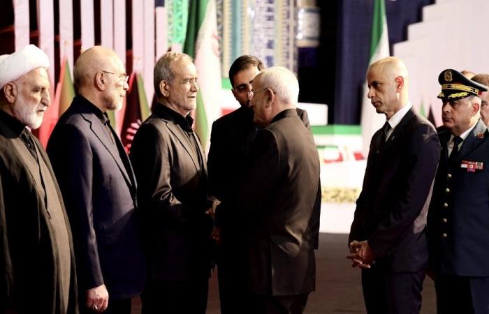 منسى شارك في مراسم وداع خامنئي في طهران (صوَر)