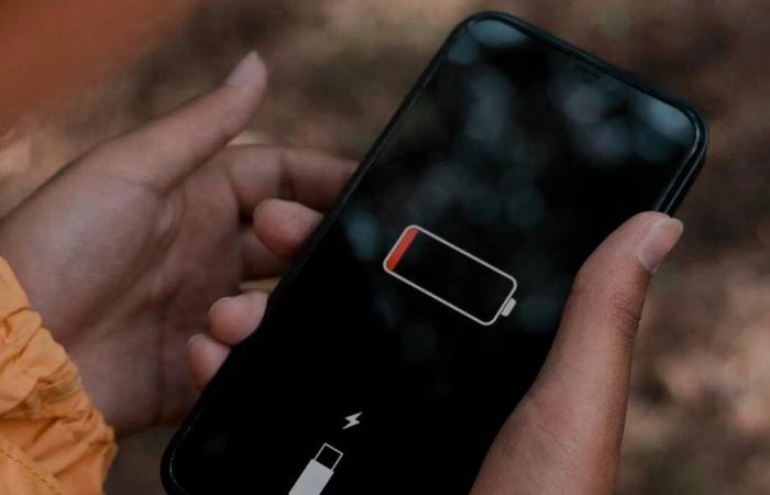 عادة يومية تؤثر على بطارية هاتفك.. ما هو الحل؟