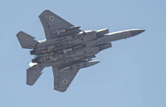 طائرة محمّلة بالصواريخ فوق شاطئ صور! (صورة)