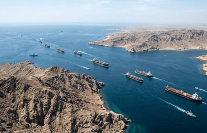 انخفاض عدد السفن العابرة لمضيق هرمز